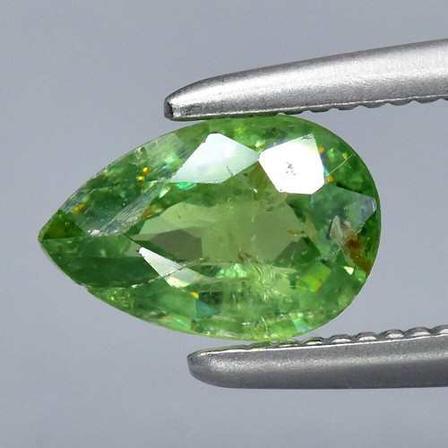 Granát andradit diamantoid 0,67 ct, 6,4x4,3x3,0 mm