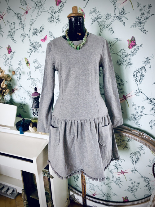 Šaty basic grey s bambulkama — foto 1