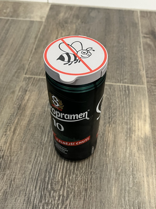 Kryt na plechovky proti vosám, ochrana nápoje