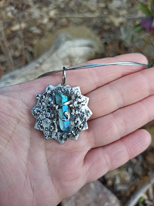 Amulet s krystalem křišťálu
