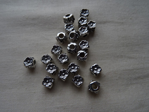 Kovový korálek tibetský kytička 5x5mm 4kusy