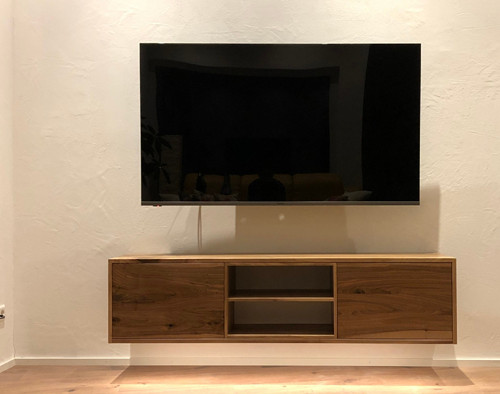 Orechová skrinka pod TV