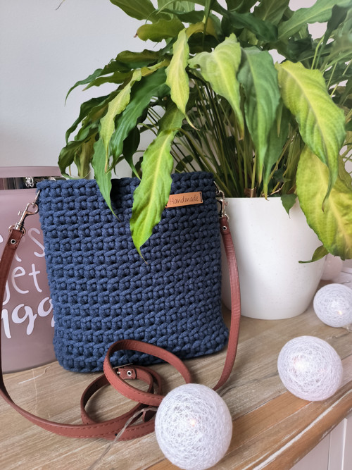 Háčkovaná crossbody kabelka