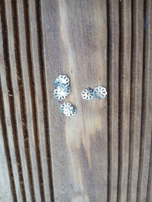 Kaplík ve tvaru květu 7 x 7 x 1 mm, stříbrný
