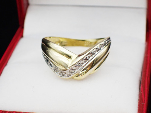 Zlatý prsten s diamanty — foto 1