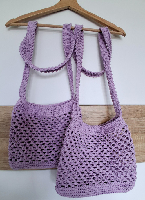 Crossbody háčkovaná kabelka v lila barvě