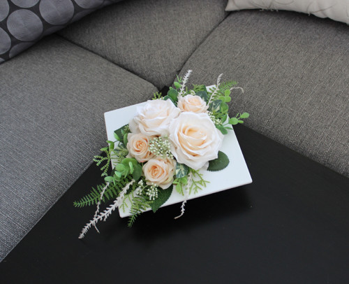 Ikebana s růžemi v meruňkové — foto 1