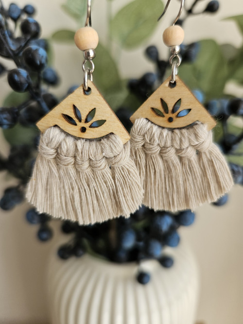 Macramé naušnice trojúhelník květina - béžová