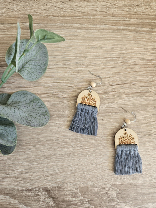 Macramé naušnice půlkruh luční kvítí - popelavá