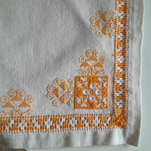 Větší dečka se žlutým dekorem a lemem, 41x37