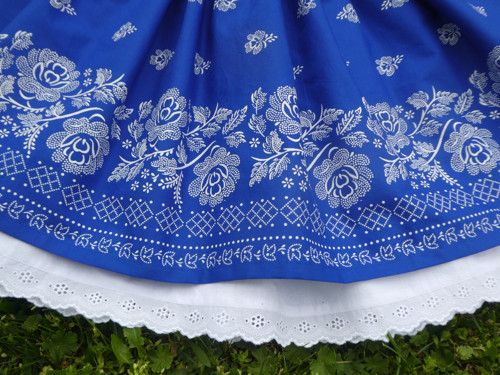 Sukienka Bordúra folk na modrej 134
