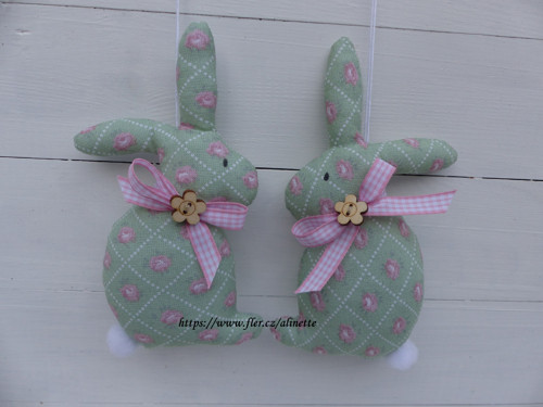 Zajíček 16cm, světle zelený s růžičkami