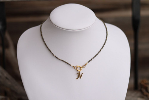 Náhrdelník choker pyrit - písmenko