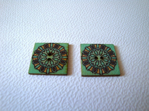Dřevěný dekorační knoflík 20x20 mm (1ks)