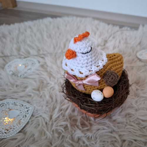 Háčkovaná slepička na hnízdě — foto 1