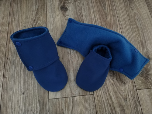 Capáčky ze softshellu do kočárku
