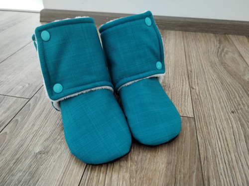 Capáčky ze softshellu s beránkem do kočárku