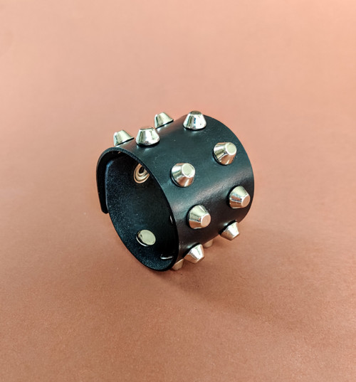 Kožený náramek „Spikes“ – pravá kůže, 5 cm, kužely