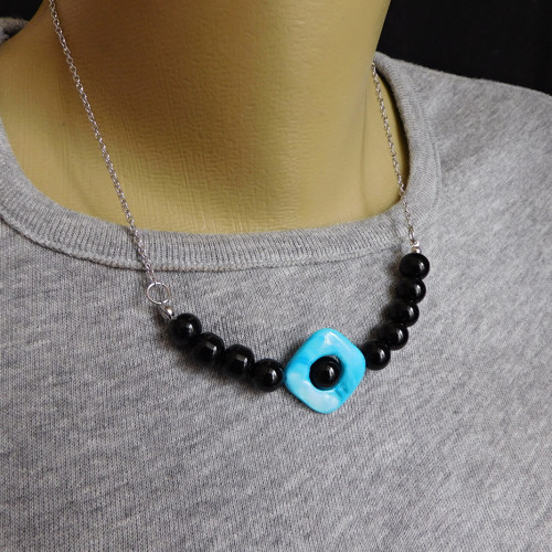 Náhrdelník - onyx s modrou perletí....