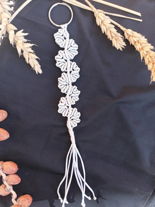Něžná klíčenka, stříbrná, macramé