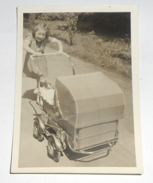 ČB FOTOGRAFIE, dětský kočárek, 1954