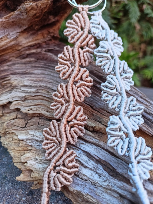 Něžná klíčenka, bronz, macramé — foto 1