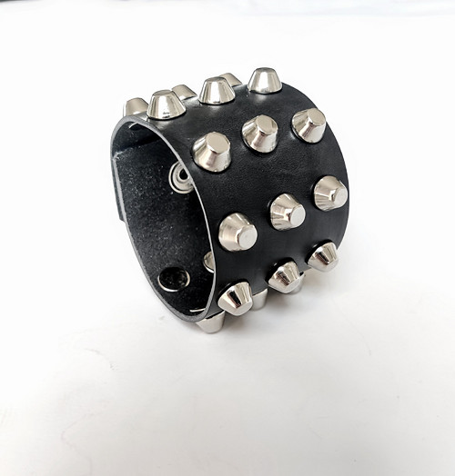 Kožený náramek „Spikes“ – pravá kůže, 5 cm, kužely