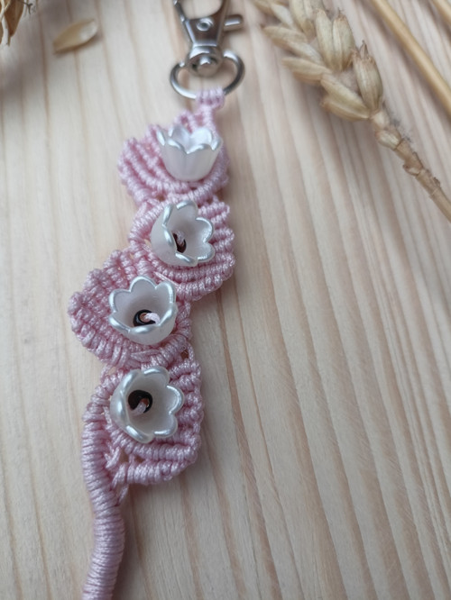 Klíčenka Květy, růžová, macramé — foto 1