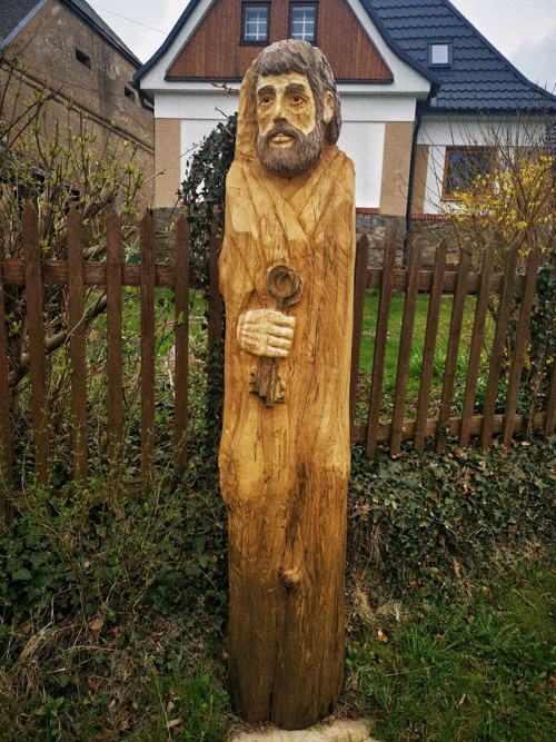 Jedinečná dřevěná socha svatého Petra