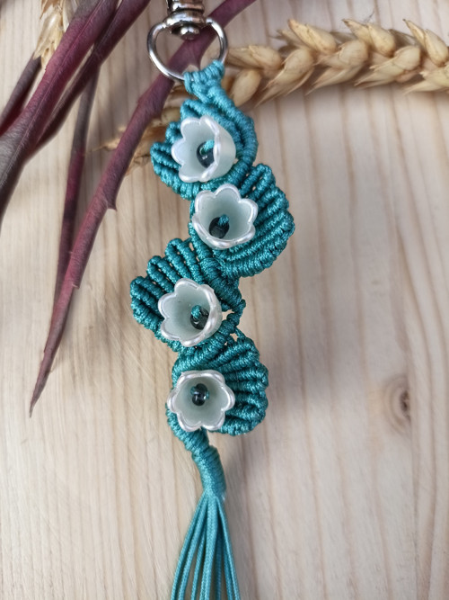 Klíčenka Květy, petrolejová, macramé