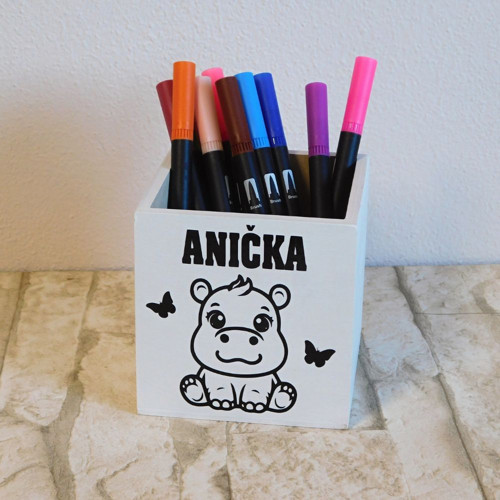 Dřevěný stojánek na pastelky s hrochem