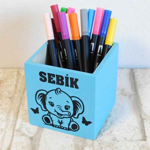 Dřevěný stojánek na pastelky sloník