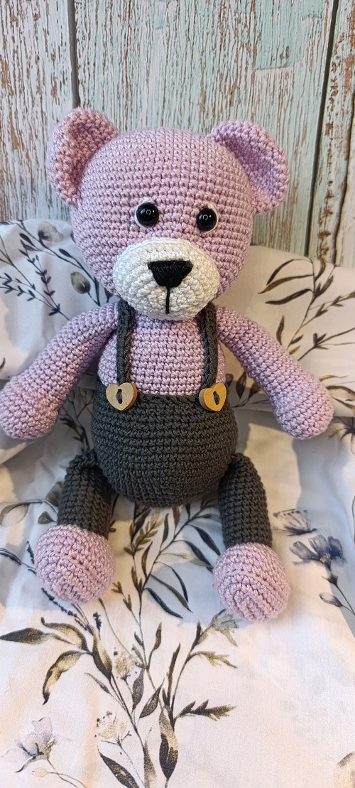 Háčkovaný levandulový medvídek 21cm v kalhotech
