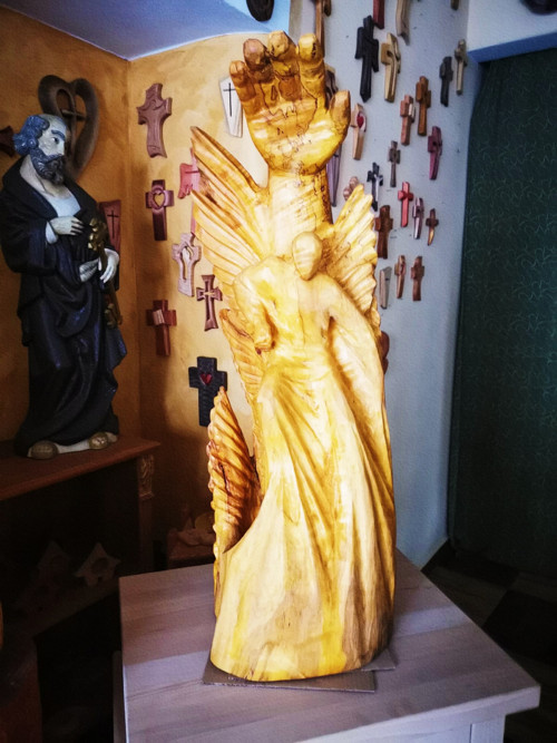 Ochranná ruka nad životem ze dřeva