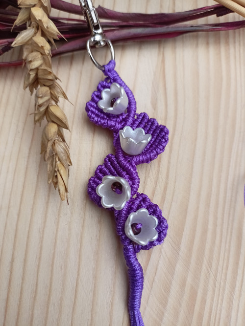 Klíčenka Květy, fialová, macramé