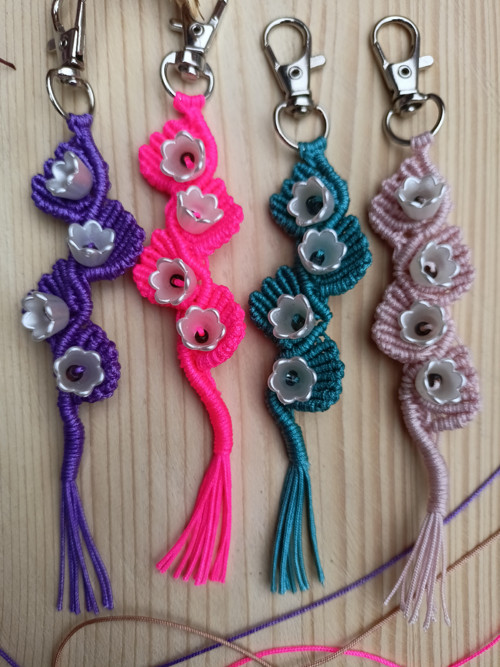Klíčenka Květy, neonově růžová, macramé