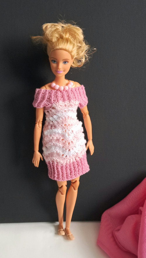Pletené šatičky pro Barbie s náhrdelníkem