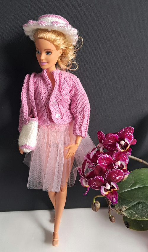 Obleček pro Barbie: svetřík, tyl a doplňky
