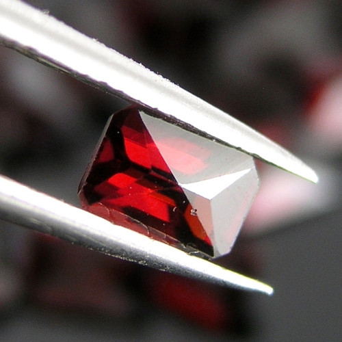 Masambický granát, 6x4 mm, 1 kus