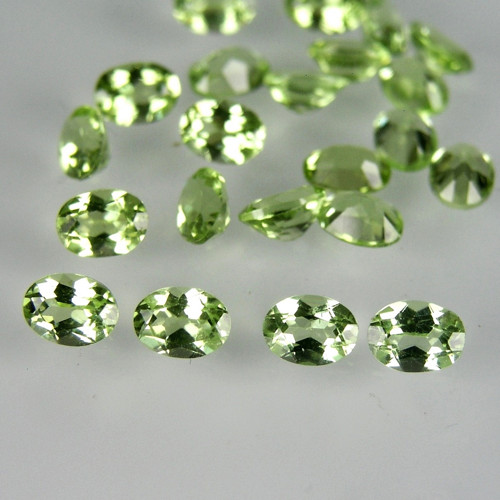 Přírodní zelené Olivíny, 4,0x3,0 mm, 1 kus.