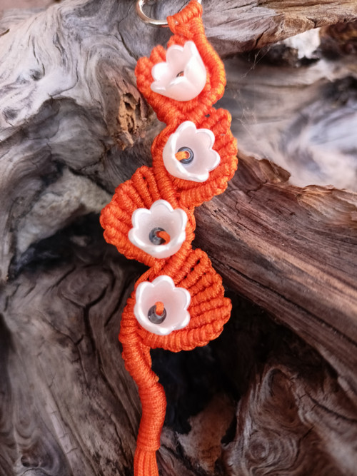 Klíčenka Květy, oranžová, macramé