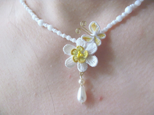 Něžný narcis a motýlek, elegantní jemný náhrdelník