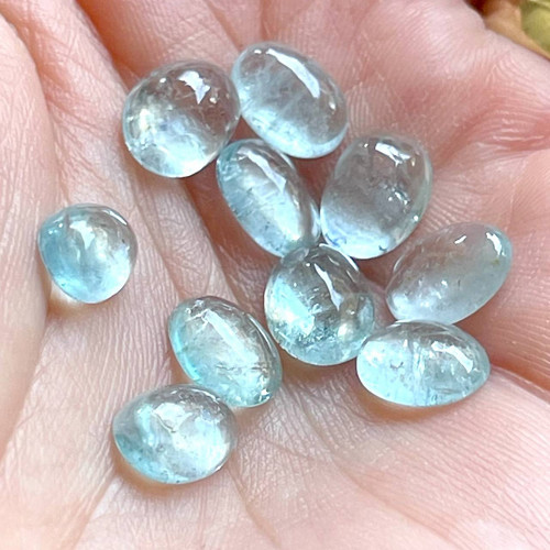Akvamarín přírodní kabošon ovál / 9x7 mm, 10x7 mm