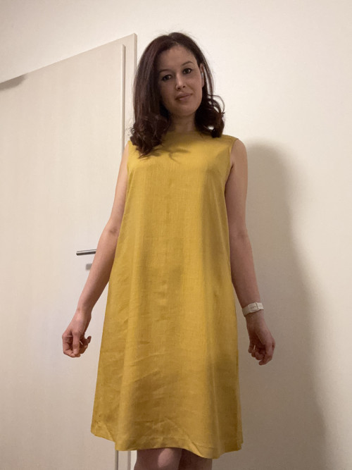 Elegantní lněné midi šaty bez rukávů – hořčicová