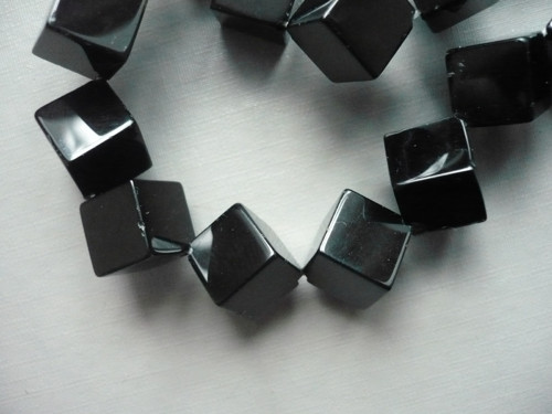 Vrtané 10 mm - onyx kostka, 1 ks