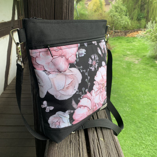 Růžové růže na černé - crossbody taška