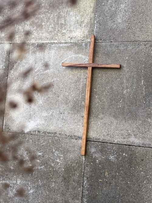 Kříž k zavěšení 30 cm s vrypy č. 105