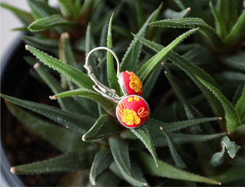 Zavírací polymerové náušnice s květinovým designem
