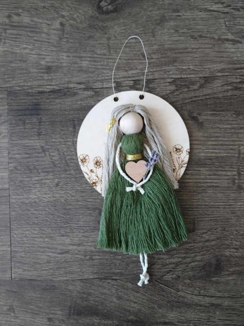 Macrame panenka ve vyrezu