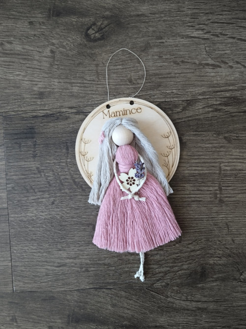 Macrame panenka ve vyrezu